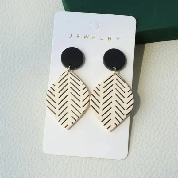 Lead Drop Earrings Geometric black and white - Picture 1 of 8